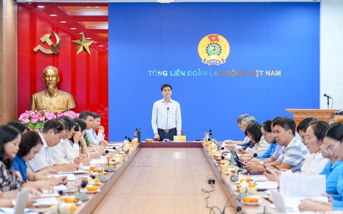 Bàn giải pháp định hướng công tác tư tưởng cho công nhân trong bối cảnh mới