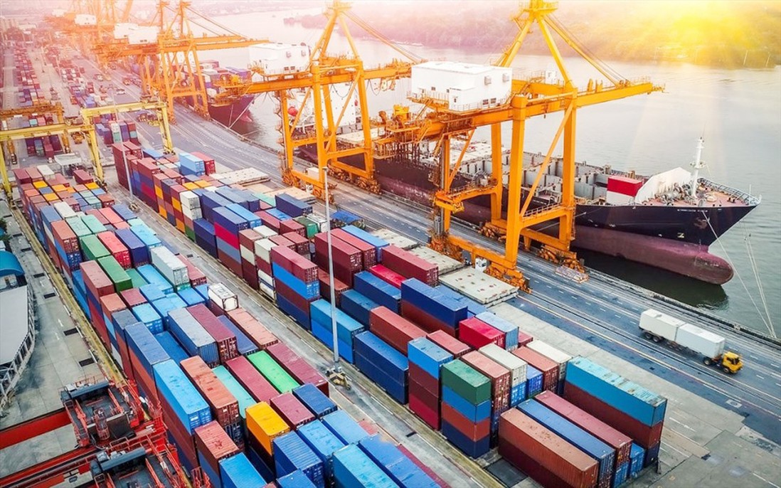 Infographic: Xuất nhập khẩu lần đầu vượt 1.000 tỷ USD, cán cân thương mại cải thiện