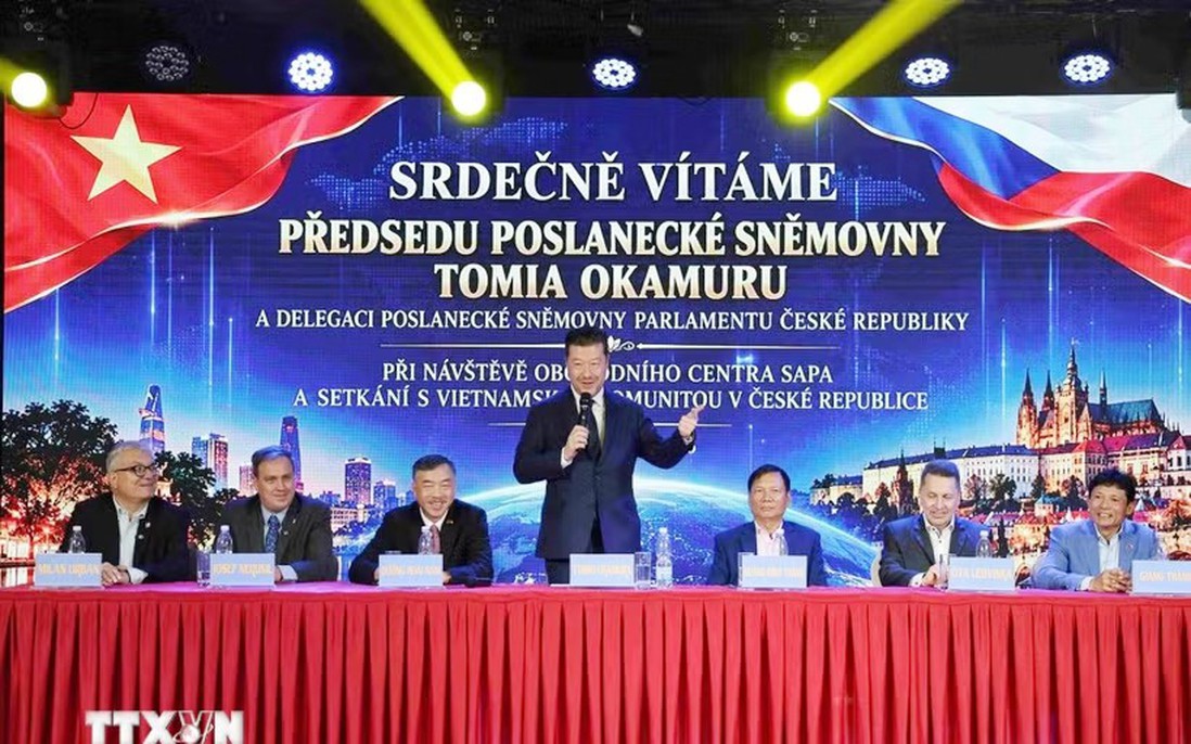 Czech lower house speaker visits Vietnamese community in Prague