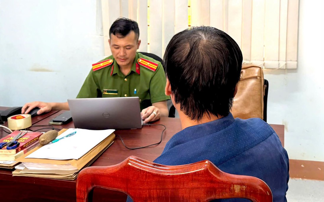 Cha dượng giả bạn trai trên TikTok, dụ dỗ rồi xâm hại bé gái 12 tuổi