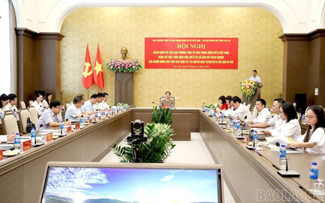 Phó Chủ tịch - Tổng Thư ký Hà Thị Nga giám sát việc thực hiện dân chủ ở cơ sở tại Lào Cai