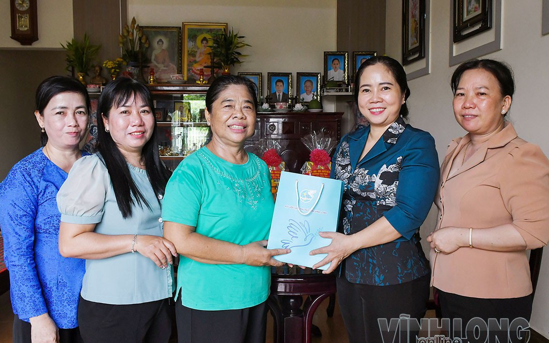 Chủ tịch Hội LHPN tỉnh Vĩnh Long Nguyễn Thị Kim Thoa thăm, chúc mừng Sêne Đôlta
