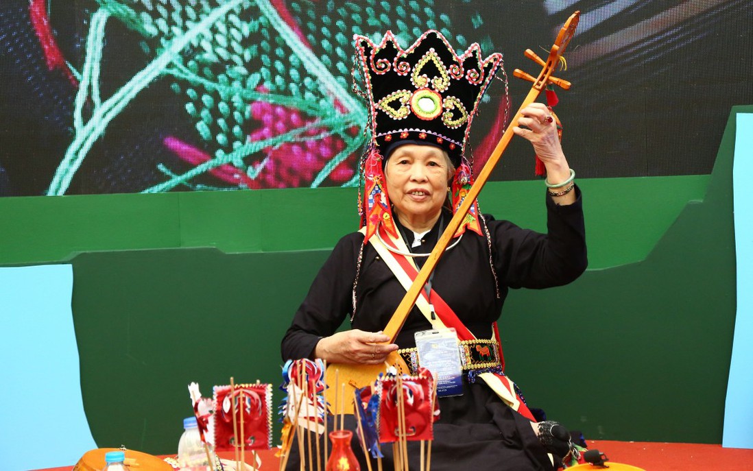 Người phụ nữ đi giữa hai thế giới
