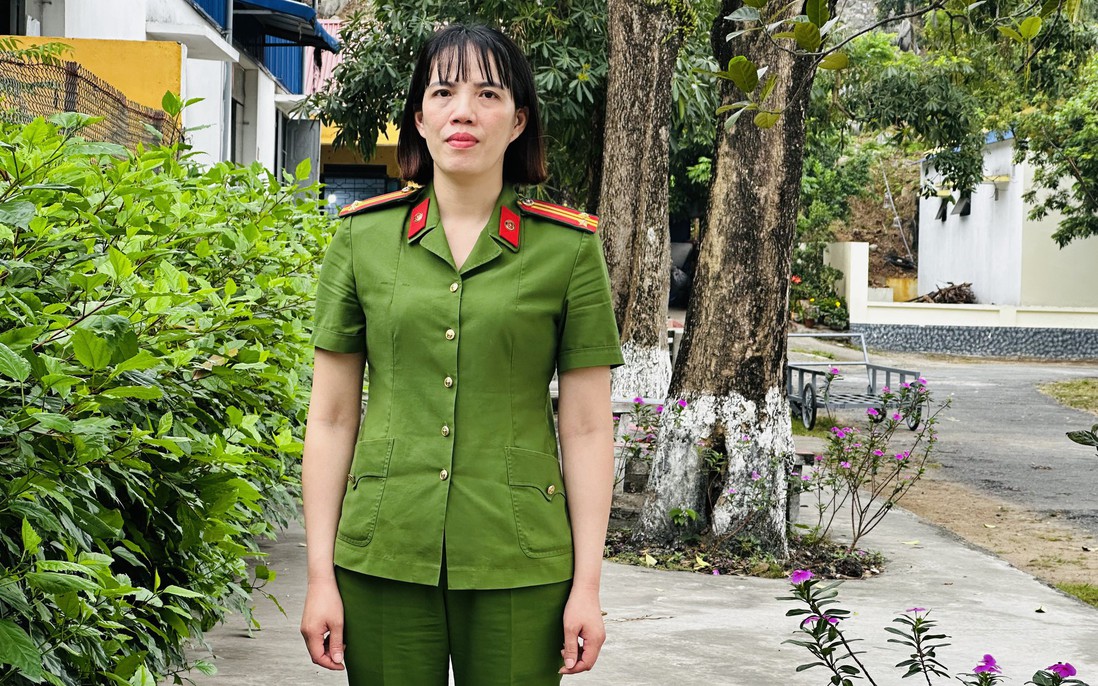 Người giữ lửa bên kia song sắt