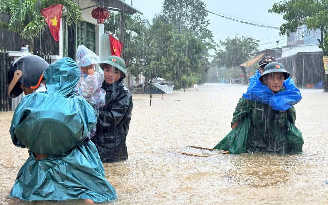 Mưa lớn kéo dài, nhiều nơi ở Đà Nẵng ngập cục bộ