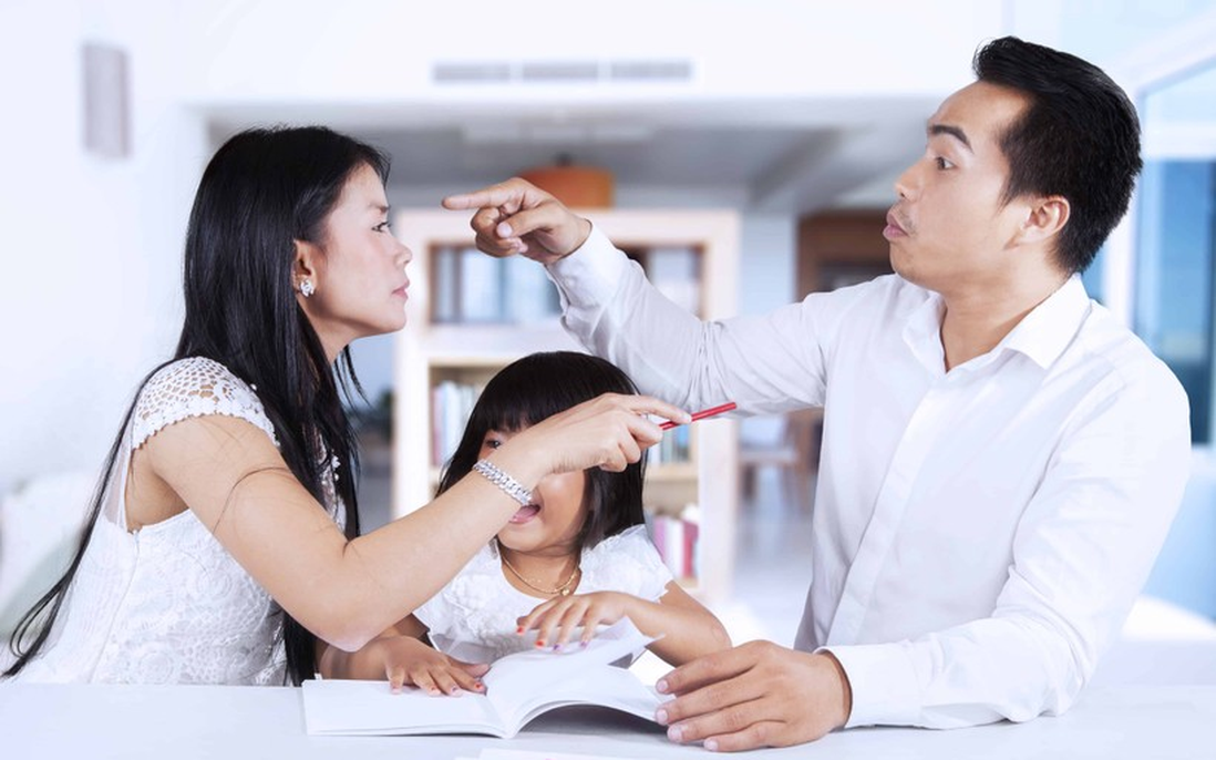 Bi kịch khi bắt con sống trong gia đình độc hại để "có đủ bố mẹ”