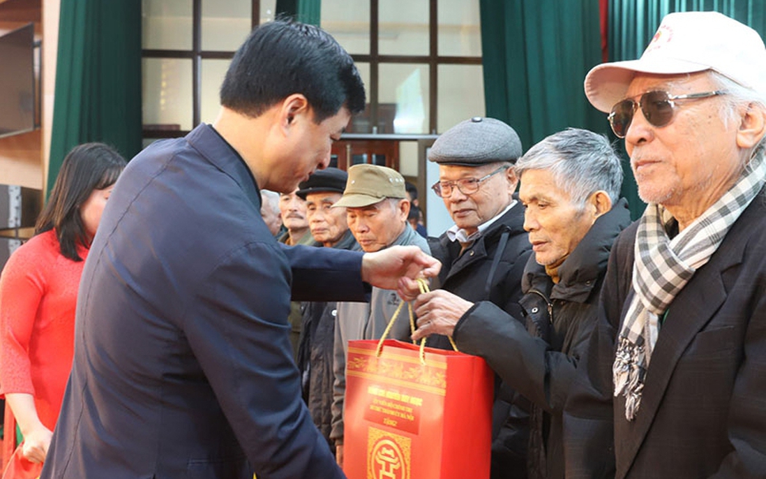 Bí thư Thành ủy Hà Nội Nguyễn Duy Ngọc trao gần 1.100 suất quà Tết tại Hưng Yên