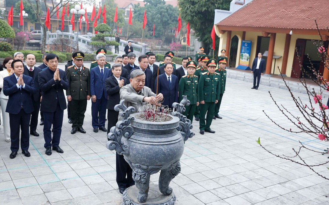 Tổng Bí thư Tô Lâm dâng hương tưởng niệm các đồng chí lãnh đạo tiền bối