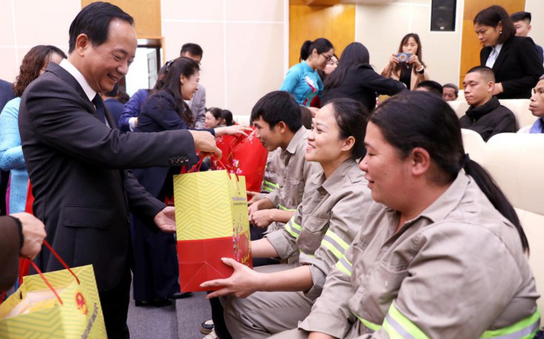 Trưởng Ban Tuyên giáo và Dân vận Trung ương tặng quà Tết tại Tuyên Quang