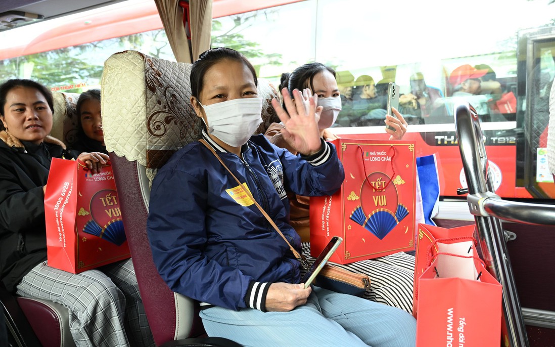 Bệnh viện TW Huế và Long Châu tặng quà, đưa hàng trăm bệnh nhân nghèo về quê đón Tết