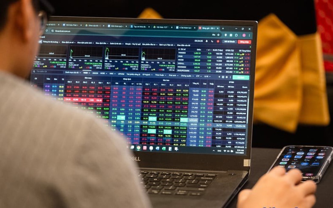 VN-Index tăng gần 1%, tiến sát 1.815 điểm nhờ lực đẩy từ nhóm cổ phiếu Vingroup