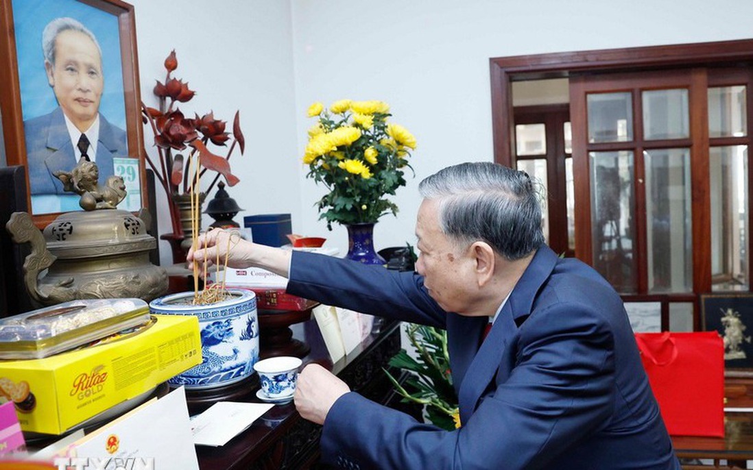 Tổng Bí thư dâng hương tưởng niệm nhân 120 năm Ngày sinh Thủ tướng Phạm Văn Đồng