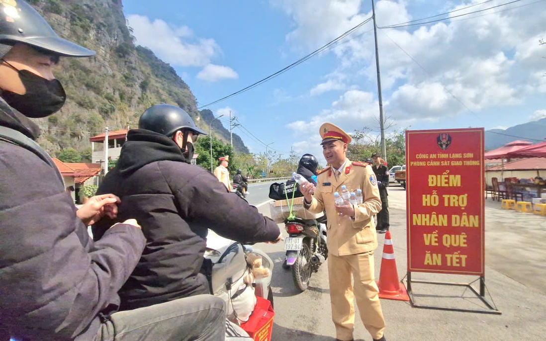 Cảnh sát giao thông Lạng Sơn phát nước uống, khăn lạnh, sữa cho người dân về quê ăn Tết