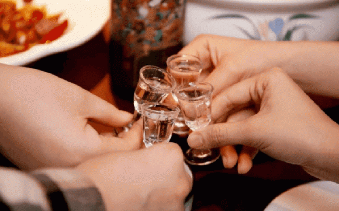 Rượu bia ngày Tết khiến buổi sum họp gia đình thành xung đột nảy lửa