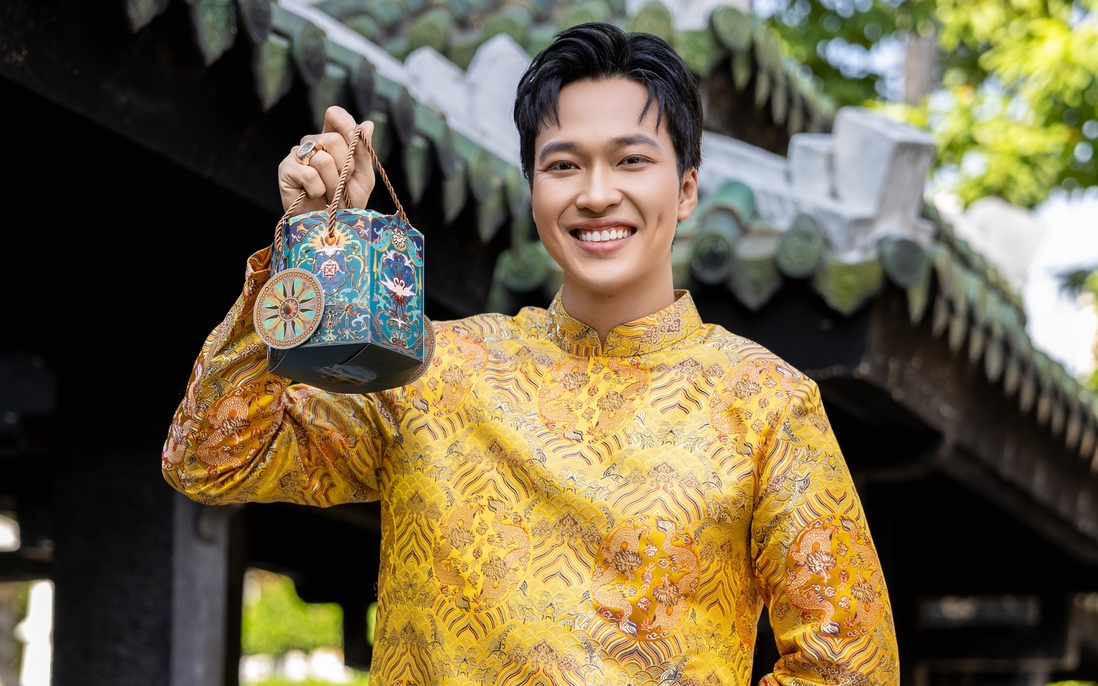 "Khí chất" áo dài nam truyền thống trong Tết Việt