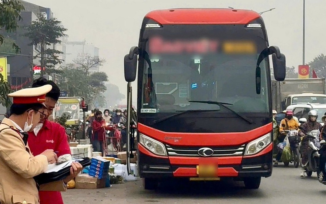 "Nhồi nhét" 50 người trên xe 21 chỗ, chủ xe và tài xế bị phạt 217 triệu đồng