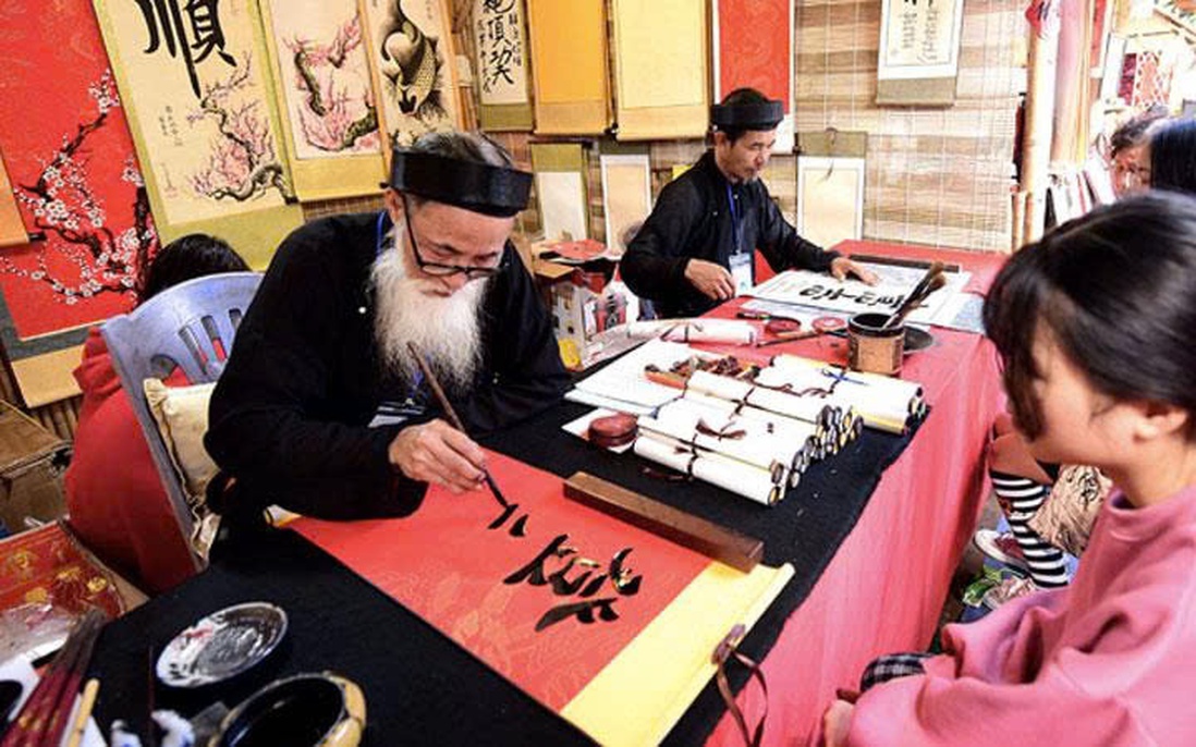 Đầu Xuân đi lễ chùa, xin chữ, mua muối gửi gắm ước vọng năm mới