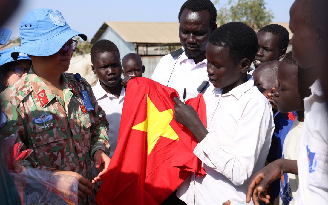 Tết yêu thương ở Bentiu của bác sĩ "mũ nồi xanh" Việt Nam
