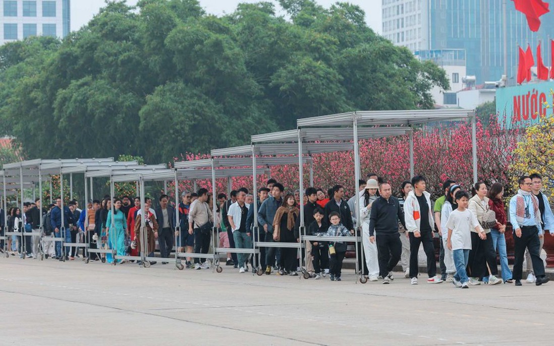 Mùng 3 Tết, hàng vạn người trang nghiêm vào Lăng viếng Chủ tịch Hồ Chí Minh