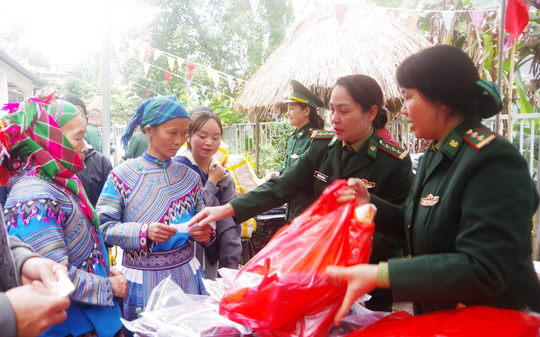 "Xuân biên cương - Tết thắm tình quân dân" ở Lào Cai