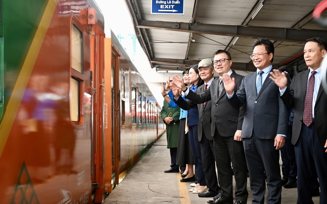 Báo Nhân Dân ra mắt "Chuyến tàu Hạnh phúc", mang hình ảnh cờ đỏ sao vàng trên tuyến Bắc - Nam