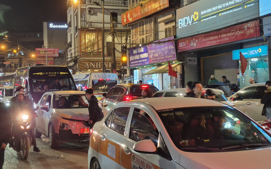 Sa Pa "thất thủ" dịp Tết Bính Ngọ, du khách len lỏi giữa dòng người xe từ sáng sớm đến tối mịt