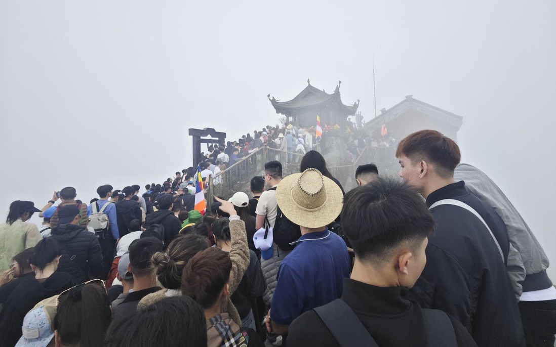 Lượng người tăng mạnh gây ùn tắc trên đỉnh Yên Tử