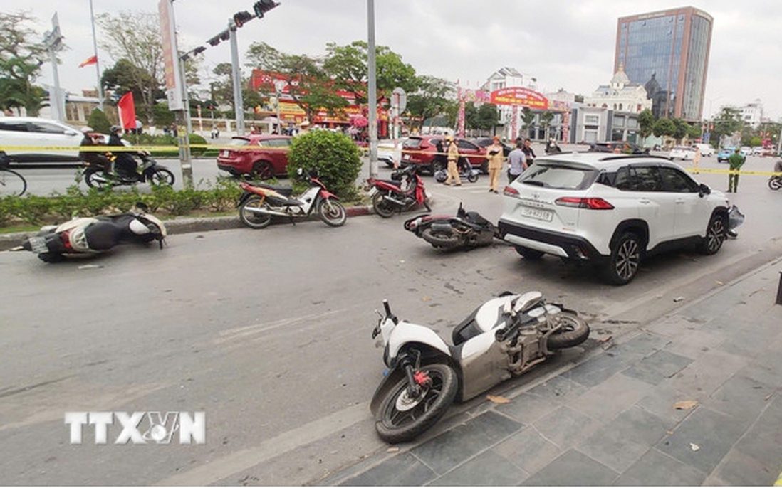 Hải Phòng: "Xe điên" húc văng 15 xe máy, hàng chục người bị thương