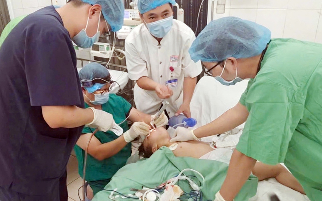 Kịp thời cứu sống bệnh nhi mắc hạt hướng dương đường thở nguy kịch