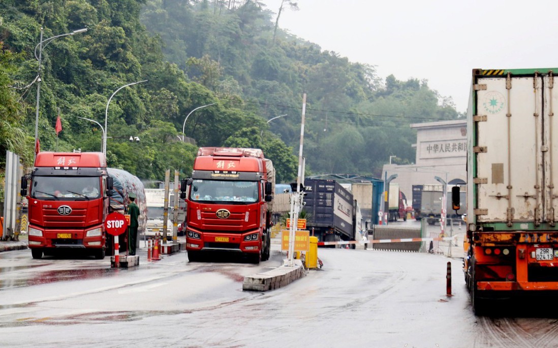 Hơn 1.400 xe chở hàng sang Trung Quốc qua cửa khẩu Lạng Sơn dịp Tết