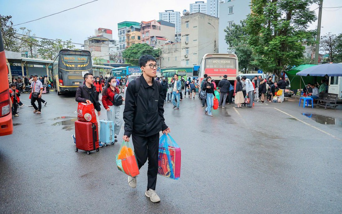 Người dân ùn ùn trở về Thủ đô, bến xe đông đúc trong ngày cuối nghỉ Tết