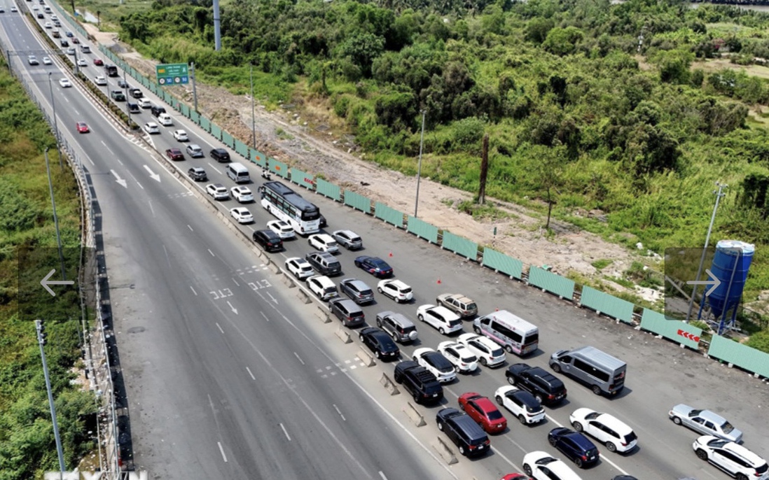 Nhiều tuyến cửa ngõ TPHCM ùn ứ kéo dài trong nhiều khung giờ