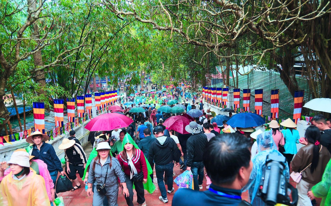 Hàng vạn người trẩy hội chùa Hương 2026 giữa mưa xuân