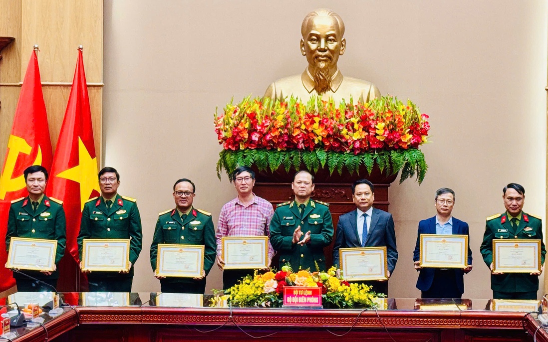 Báo Phụ nữ Việt Nam được Bộ Tư lệnh Bộ đội Biên phòng trao Bằng khen 