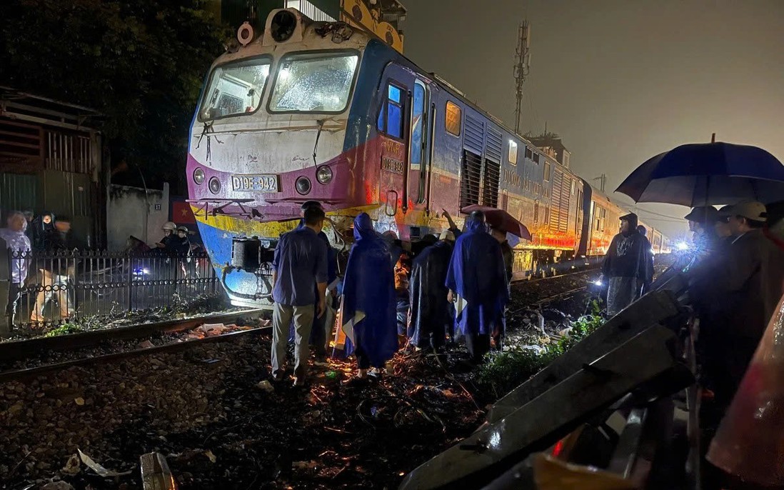 Xe tải bị tàu hoả tông bẹp rúm ở Hà Nội, tài xế ô tô tử vong tại chỗ