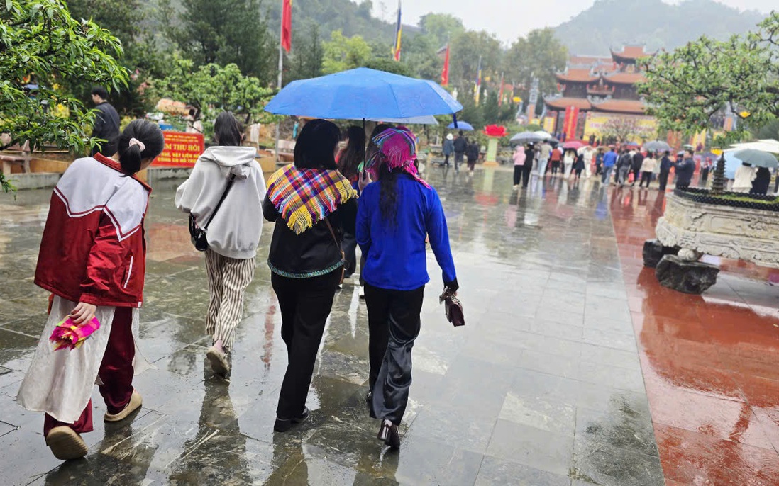 Hàng nghìn người về biên giới Lạng Sơn dự lễ hội chùa Tân Thanh