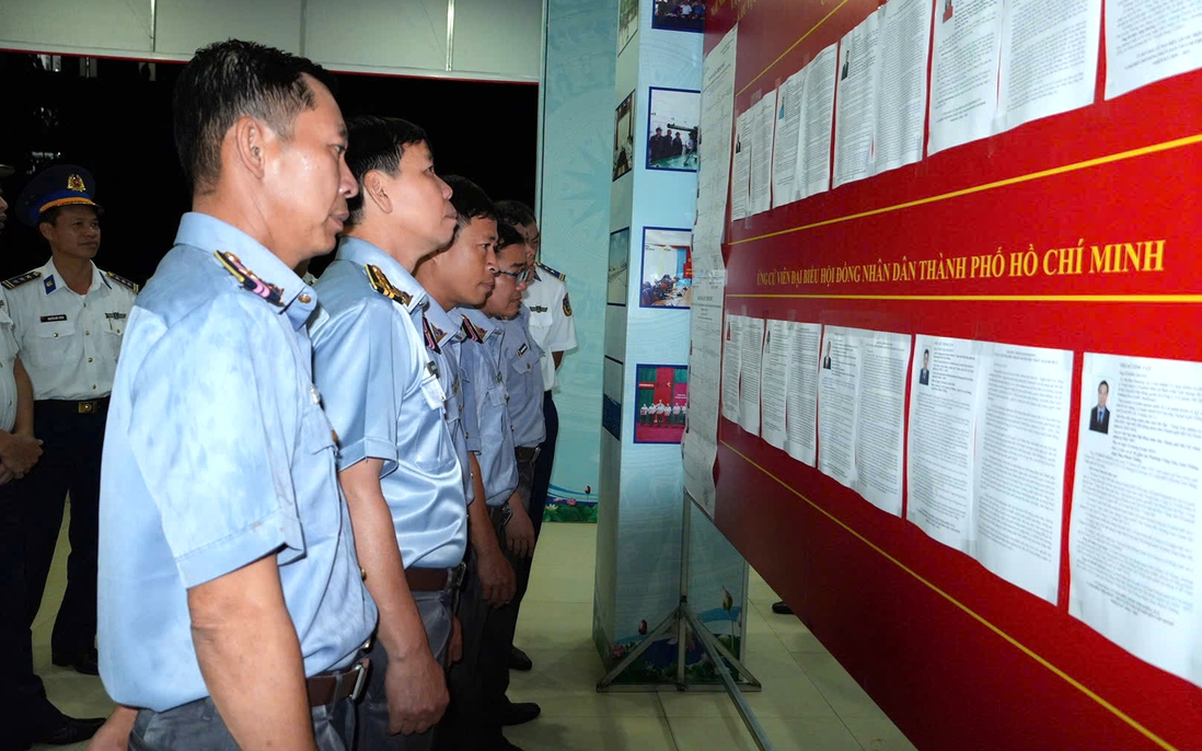 TPHCM: Cử tri đội mưa đi bỏ phiếu sớm