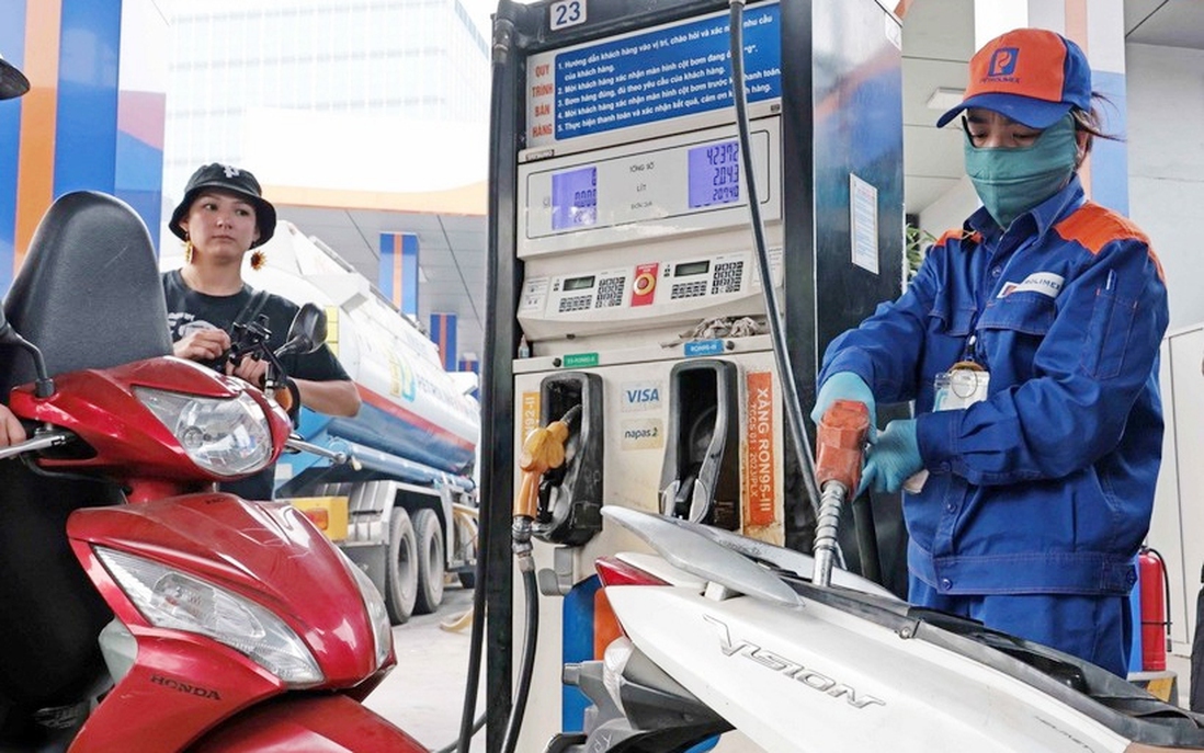 Giá xăng dầu đồng loạt tăng mạnh, RON95 lên 20.151 đồng mỗi lít