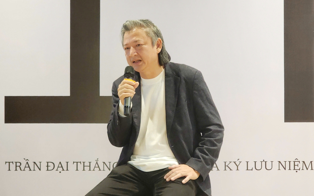 Họa sĩ của hơn 5.000 bìa sách viết cuốn sách đầu tay