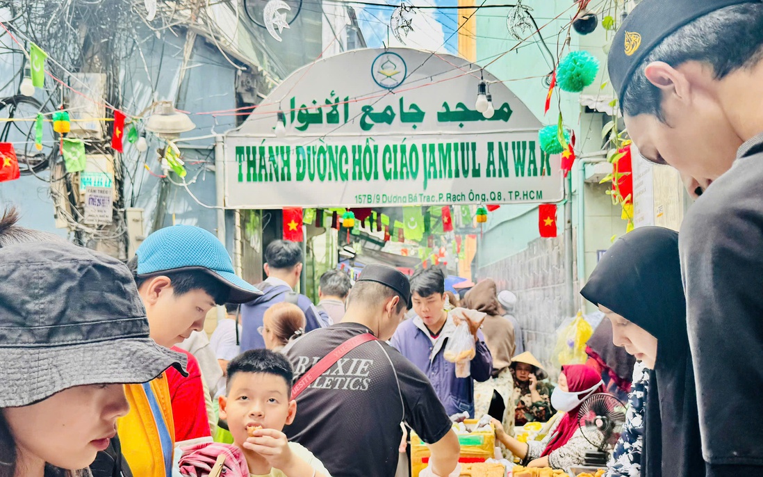 Người dân TPHCM nô nức dạo chợ ẩm thực Ramadan mỗi năm chỉ bán 1 lần