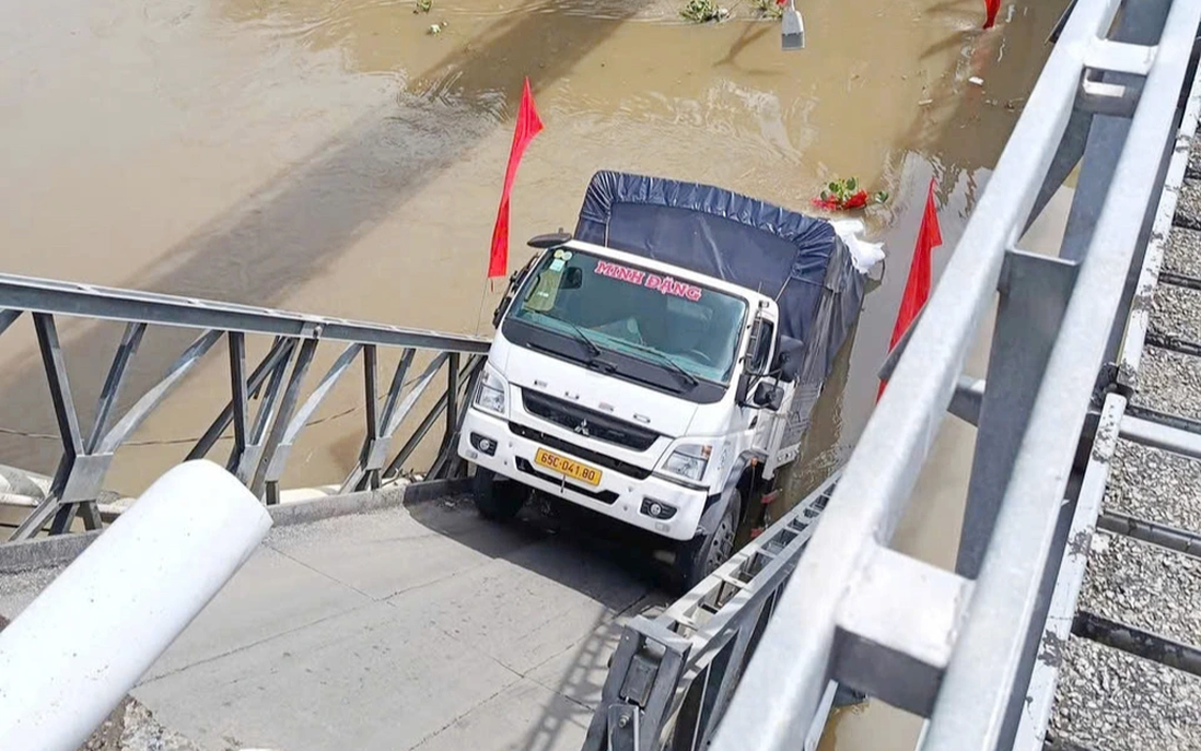 Cần Thơ: Sập cầu, xe tải chở gạo rơi xuống sông