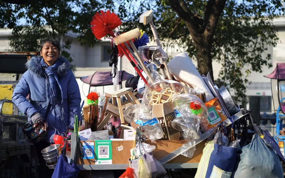 Người phụ nữ bán hàng xén và những trang văn "trục vớt" đời mình