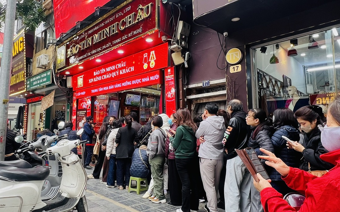 Vàng, bạc "chia ca" giao dịch trước dòng người xếp hàng chờ mua