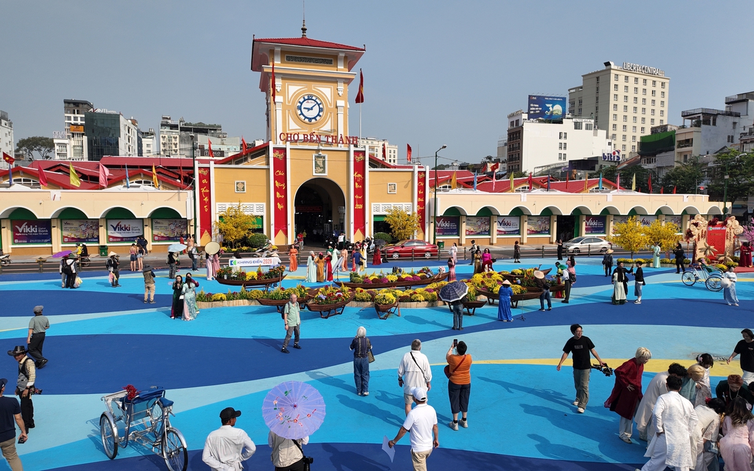 Chợ Bến Thành tấp nập người check-in đón Xuân