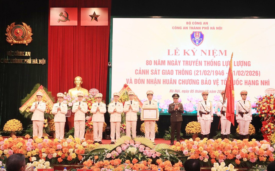 Cảnh sát giao thông Hà Nội chuyển từ "xử lý trực tiếp" sang "quản trị giao thông hiện đại"