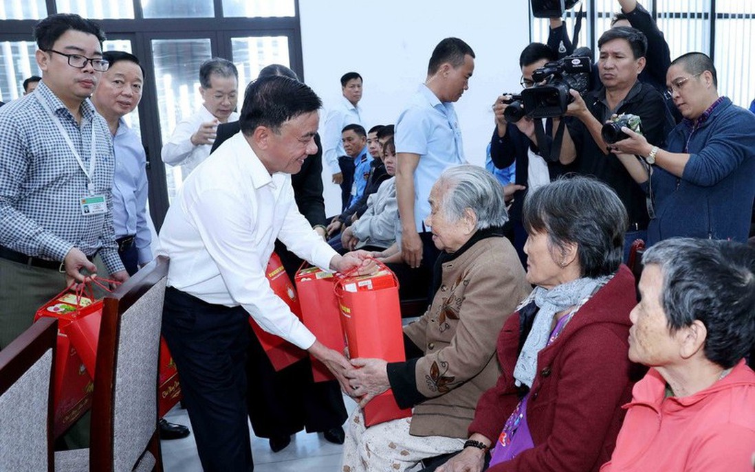 Thường trực Ban Bí thư Trần Cẩm Tú thăm, tặng quà Tết tại thành phố Đà Nẵng