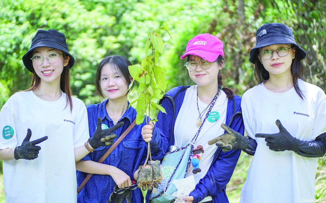 3 nữ sinh trồng cây thực hiện “du lịch trách nhiệm”