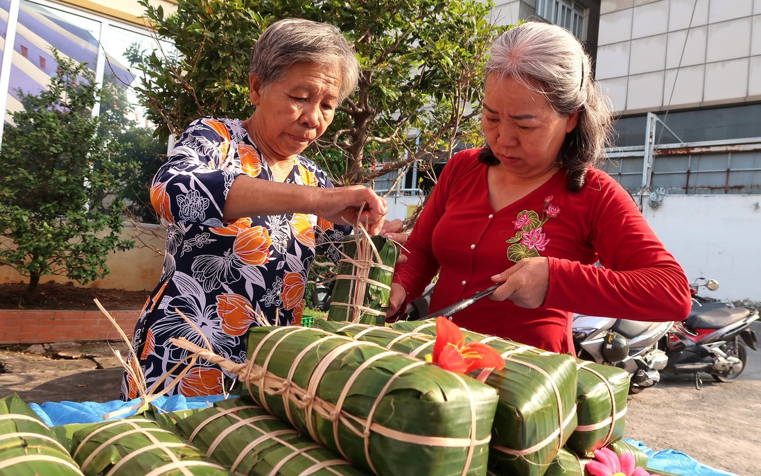 TPHCM: Phụ nữ Hiệp Bình gói bánh chưng, bánh tét gửi đến người khó khăn