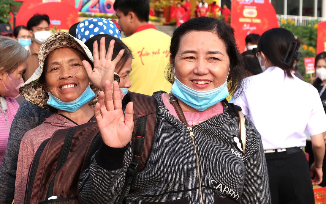 Những "chuyến xe mùa xuân" chở 2.000 sinh viên, người lao động về quê đón Tết