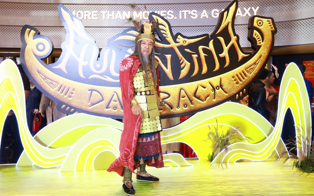 NSND Trọng Trinh mặc bộ giáp nặng gần 20kg đóng vai Vua Hùng